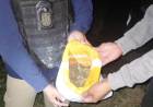 ABANDONÓ UNA BOLSA CON MARIHUANA CUANDO VIO A LOS AGENTES¨