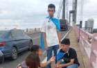 LOS "ÁNGELES DEL PUENTE" EVITARON QUE UNA MUJER SE ARROJE AL PARANÁ