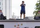 BANDERAZO EN MIAMI: CIRO SE SUBIÓ AL TECHO DE UN AUTO Y CANTÓ PARA LOS HINCHAS PRESENTES
