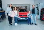OBTUVO SU PRIMER AUTO GRACIAS AL BONO BIENAL: LOTERÍA CHAQUEÑA ENTREGÓ EL VOLKSWAGEN TERA 0 KM A LA GANADORA