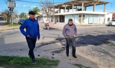 EL MUNICIPIO DE VILLA ÁNGELA AVANZA EN LA REPARACIÓN DE BACHES Y ALCANTARILLAS