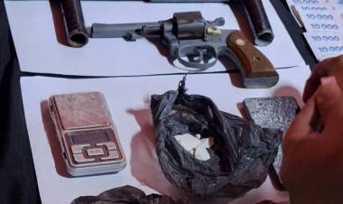 EN UN ALLANAMIENTO SECUESTRARON 800 MIL PESOS Y ESTUPEFACIENTES