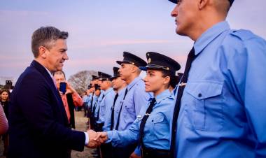 VUELTA DE PÁGINA Y PUESTA EN VALOR DE LA TAREA POLICIAL: EL GOBERNADOR ZDERO TOMÓ JURAMENTO A LOS NUEVOS EGRESADOS DE LA ESCUELA DE POLICÍA DEL CHACO