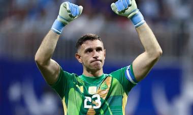EL “DIBU” MARTÍNEZ LLEGÓ AL PAÍS PARA SUMARSE A LA SELECCIÓN ARGENTINA