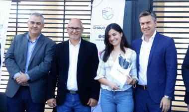 MI HOGAR III: EL GOBERNADOR ZDERO ENTREGÓ LAS LLAVES DE 24 DEPARTAMENTOS A FAMILIAS DE RESISTENCIA