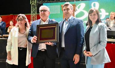 HERMOSO CAMPO: EL GOBERNADOR ZDERO ACOMPAÑÓ EL ACTO POR EL 84° ANIVERSARIO, ENTREGÓ UN EQUIPO DE RADIOLOGÍA AL HOSPITAL LOCAL E INAUGURÓ REFACCIONES DEL REGISTRO CIVIL