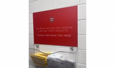 ¿POR QUÉ OFRECEN TOALLITAS Y TAMPONES GRATIS EN ESTADIOS DE LA PREMIER?