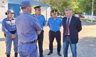 ESCUELA DE POLICÍA: ENTREGA DE PUPITRES, SILLAS Y MESAS PARA EL ALUMNADO