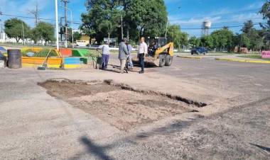 LA MUNICIPALIDAD DE VILLA ÁNGELA CONTINÚA CON LOS TRABAJOS DE BACHEO EN DIVERSOS SECTORES DE LA CIUDAD