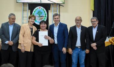 ANIVERSARIO DE SAMUHÚ: EL GOBERNADOR ZDERO ENTREGÓ TÍTULOS DE PROPIEDAD E INAUGURÓ IMPORTANTES OBRAS