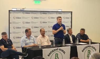 VILLA ÁNGELA: EL GOBERNADOR ZDERO FIRMÓ UN CONVENIO CON LA SOCIEDAD RURAL PARA EJECUTAR OBRAS DE ACCESO A LA ENTIDAD Y ENTREGÓ CRÉDITOS A PRODUCTORES