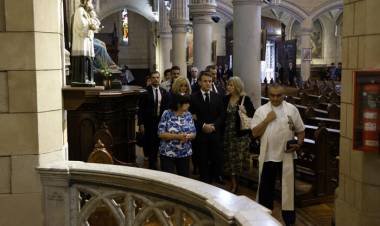 MACRON VISITÓ LA IGLESIA SANTA CRUZ Y SE COMPROMETIÓ A RECLAMAR POR LAS POLÍTICAS DE MEMORIA, VERDAD Y JUSTICIA