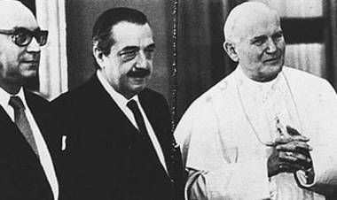 EX CANCILLERES EN CONTRA DE LA AUSENCIA DE FUNCIONARIOS ARGENTINOS EN EL VATICANO POR DECISIÓN DE MILEI 