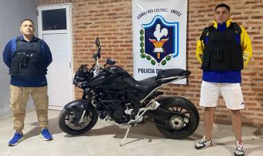 HUYERON AL VER A LOS POLICÍAS Y ABANDONARON UNA MOTOCICLETA
