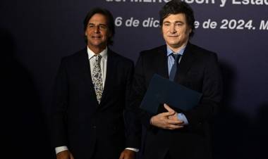JAVIER MILEI EN LA CUMBRE DEL MERCOSUR EN MEDIO DEL ESCÁNDALO POR LOS DÓLARES DE KUEIDER