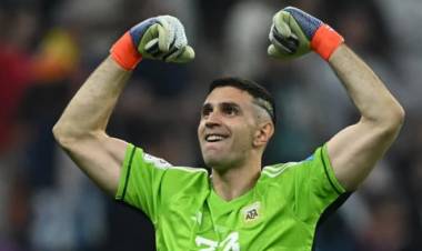 "ME RETIRO": DIBU MARTÍNEZ ANUNCIÓ QUE DEJARÍA EL FÚTBOL EN UNO DE LOS MOMENTOS MÁS FELICES DE SU CARRERA