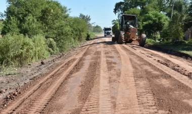 LA MUNICIPALIDAD DE VILLA ÁNGELA AVANZA CON TRABAJOS DE RELLENO Y RIPIO EN CALLE MENDOZA DEL LOTE 20