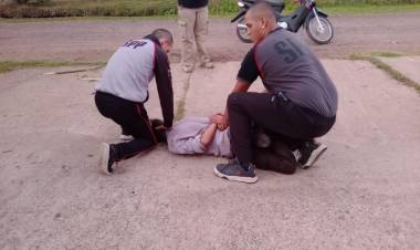 ESTUDIANTES DEL SERVICIO PENITENCIARIO PROVINCIAL DETIENEN A UN HOMBRE POR ROBO DE MOTOCICLETA EN BARRANQUERAS