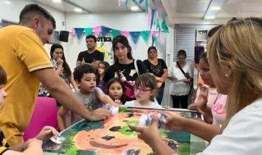 APRENDER EN VERANO: EXITOSA EXPOSICIÓN DEL MONTE CHAQUEÑO EN EL AULA TALLER MÓVIL INSTALADO EN LA PLAZA CENTRAL