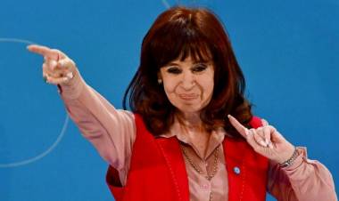 CRISTINA KIRCHNER CONTRA JAVIER MILEI: "DIJISTE LA MISMA CANTINELA DE SIEMPRE Y SE TE TRABABA LA LENGUA"