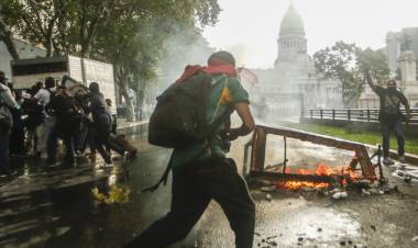 ASÍ FUE EL MOMENTO EN QUE EL CARTUCHO DE GAS IMPACTÓ EN LA CABEZA DEL FOTOPERIODISTA PABLO GRILLO
