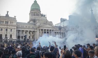 EL GOBIERNO NO PUDO IMPONER EL MIEDO Y LOS JUBILADOS LLENARON LA PLAZA