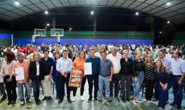 ISLA DEL CERRITO: EL GOBERNADOR ZDERO ENTREGÓ TÍTULOS DE PROPIEDAD Y FIRMÓ EL CONVENIO PARA LA CREACIÓN DEL CENTRO DE MONITOREO LOCAL