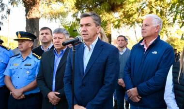 JUAN J. CASTELLI: EL GOBERNADOR ZDERO INAUGURÓ LAS REFACCIONES EN LA COMISARÍA PRIMERA
