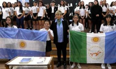 EDUCACIÓN: ESTUDIANTES SECUNDARIOS PROMETEN LEALTAD A LA CONSTITUCIÓN