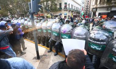 LA REPRESIÓN DE BULLRICH A LOS JUBILADOS DEJÓ MÁS DE 80 HERIDOS