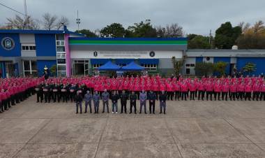 MÁS INVERSIONES PARA UNA MAYOR SEGURIDAD EL GOBIERNO ENTREGÓ MÁS DE 600 UNIFORMES EN LA ESCUELA DE POLICÍA