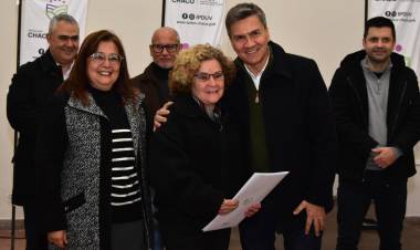 EL GOBERNADOR ZDERO ENTREGÓ 60 TÍTULOS DE PROPIEDAD A FAMILIAS DE SÁENZ PEÑA: “DECIDIMOS DAR TRANQUILIDAD A LA GENTE”