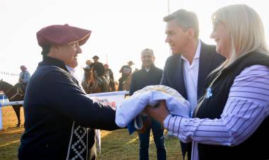 COLONIA POPULAR: EL GOBERNADOR ZDERO ACOMPAÑÓ EL PRIMER FESTIVAL PROVINCIAL DE LA BANDERA ARGENTINA