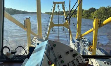 RIACHO BARRANQUERAS: YPF Y EL GOBIERNO PROVINCIAL AVANZAN EN EL DRAGADO EN LA ZONA DEL MUELLE DE DESCARGA DE LA PETROLERA