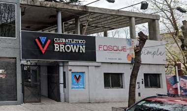 BROWN DE ADROGUÉ SUSPENDIÓ A UN TÉCNICO DE INFERIORES TRAS LA DENUNCIA DE UN JUVENIL