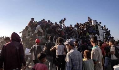 AL MENOS 20 PERSONAS MURIERON AL VOLCAR UN CAMIÓN CON AYUDA HUMANITARIA EN GAZA