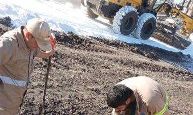 CHARADAI: SAMEEP REALIZA TRABAJOS PREVENTIVOS EN CAÑERÍAS Y CONEXIONES DOMICILIARIAS ANTE EL AVANCE HISTÓRICO DEL ASFALTO