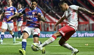 ARGENTINOS VOLVIÓ AL TRIUNFO Y CORRIÓ A BOCA DE LA LIBERTADORES