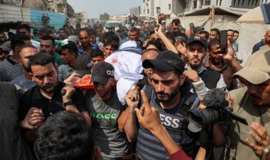 GAZA SE DESPIDIÓ DE LOS SEIS PERIODISTAS ASESINADOS POR UN DRON ISRAELÍ