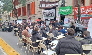 CLASES PÚBLICA EN CONTRA DEL VETO A LAS UNIVERSIDADES