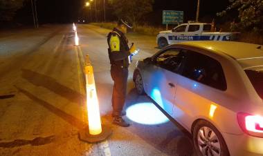 POLICÍA CAMINERA RECUPERÓ UNA CAMIONETA, UN AUTOMÓVIL, MOTOCICLETAS Y DETUVO PERSONAS CON PEDIDOS DE CAPTURA