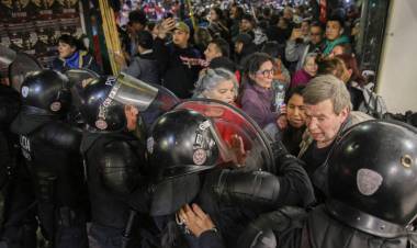 PALOS AFUERA, CIRCO ADENTRO