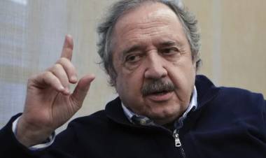 PARA ALFONSÍN “LA AYUDA” QUE RECIBE EL GOBIERNO POR PARTE DE ESTADOS UNIDOS “CREA NUEVOS Y GRAVES PROBLEMAS”
