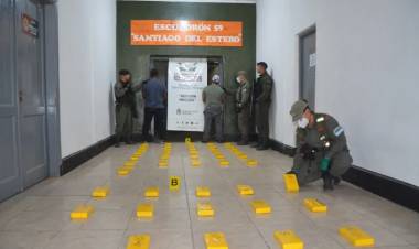 VIAJABAN CON 46 KILOS DE COCAÍNA OCULTOS EN UNA CAJA Y ENVUELTOS EN SÁBANAS