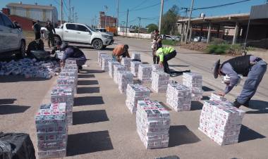 SECUESTRAN CAMIONETA CON MÁS DE 40 CAJAS DE CIGARRILLOS DE CONTRABANDO TRAS UNA PERSECUCIÓN