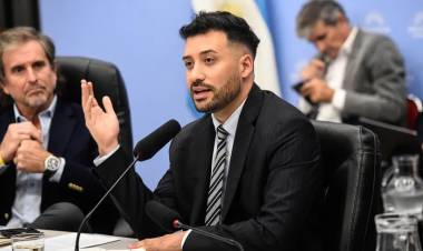 NO LE ALCANZÓ CON UNA, EL GOBIERNO VA POR LA SEGUNDA LEY BASES