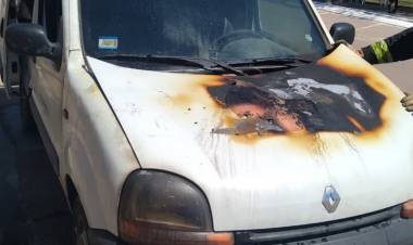 VILLA ÁNGELA: SE INCENDIO UN VEHICULO PERTENECIENTE A LA SECRETARIA DE CULTURA DEL MUNICIPIO