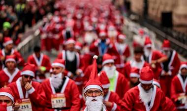 TRADICIÓN NAVIDEÑA: BUDAPEST CELEBRÓ SU TRADICIONAL CARRERA ANUAL DE PAPÁ NOEL