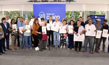 SE ENTREGARON TÍTULOS DE PROPIEDAD: “LAS TIERRAS VUELVEN A MANOS DE LOS QUE REALMENTE TRABAJAN” DIJO EL GOBERNADOR ZDERO
