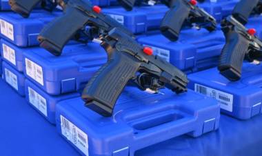 NUEVOS POLICÍAS DE LA PROVINCIA RECIBIERON ARMAS Y UNIFORMES